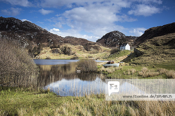 Panoramablick auf den sonnigen abgelegenen See und die ländliche Landschaft Schottland