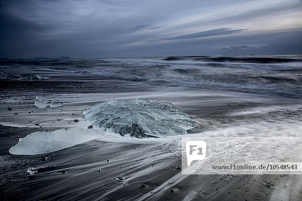 Eis am stürmisch kalten Meeresstrand  Jokulsarlon  Island