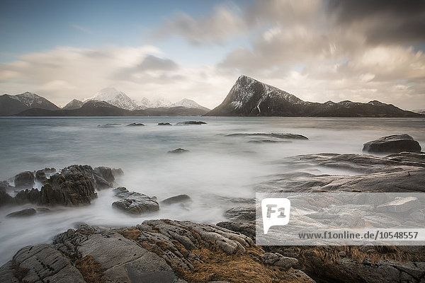 Panoramablick Berge und kalter zerklüfteter Ozean  Vagje Lofoten Inseln  Norwegen
