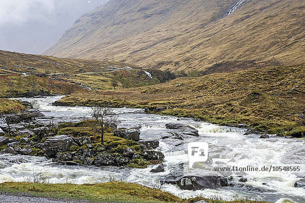 Windung des Flusses durch die Hochlandlandschaft  Glen Etive  Argyll  Schottland