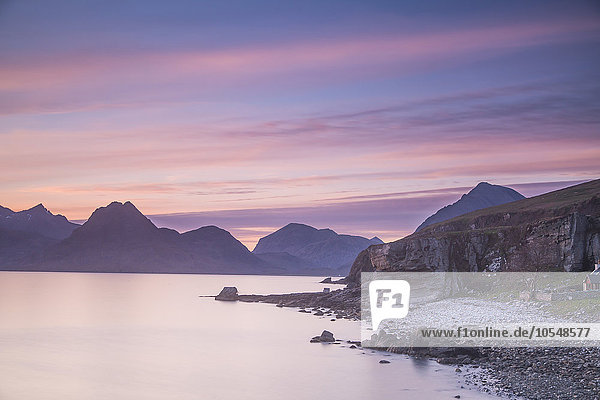 Rosa Sonnenuntergangshimmel über Bergen und stillem See  Elgol  Skye  Schottland