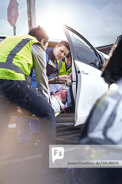 Rettungskräfte entfernen Unfallopfer aus dem Auto