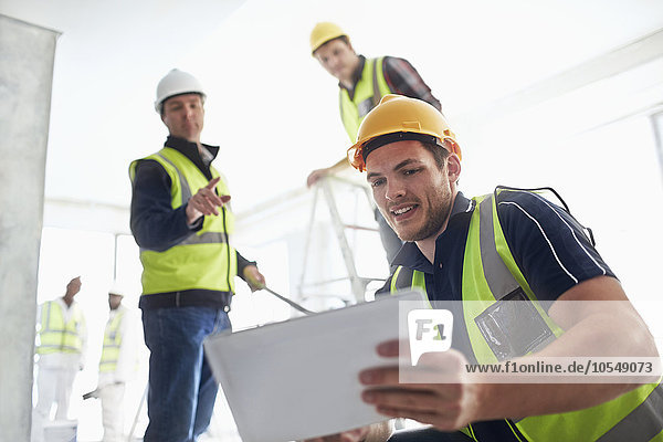 Bauarbeiter mit digitalem Tablett auf der Baustelle