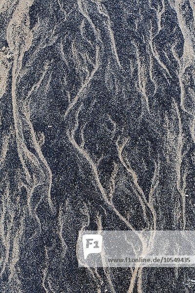 Wellenförmiges Muster in schwarzem Sand  am Strand von Whitley Bay  Northumberland  England  Großbritannien  Europa