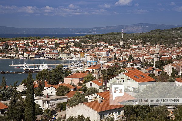 Blick auf die Hafenstadt Cres  Insel Cres  Kroatien  Kvarner Bucht  Adria  Kroatien  Europa