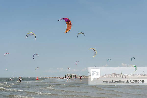 Kitesurfer  Pringle Kitesurf World Cup  Sankt Peter-Ording  Nordsee  Nordfriesland  Schleswig-Holstein  Deutschland  Europa