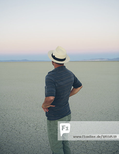 Ein Mann mittleren Alters in der Morgendämmerung in der Black-Rock-Wüste  Nevada