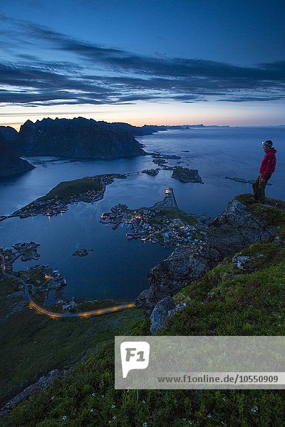 Aussicht vom Reinebringen  Reinebriggen  auf Reine und den Reinefjord mit Bergen  bei Mitternachtssonne  Moskenes  Moskenesöy  Lofoten  Norwegen  Europa