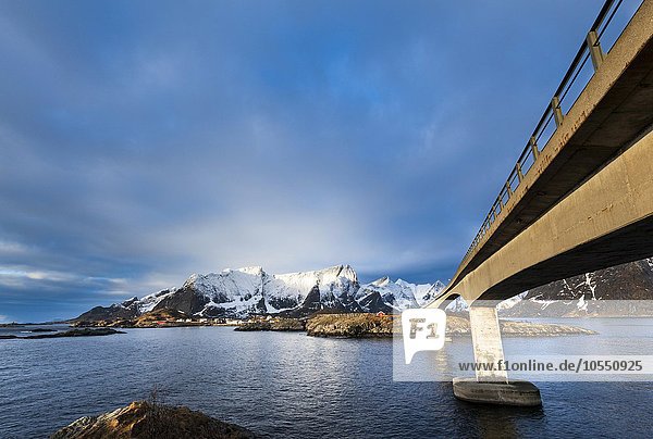 Brücke über Fjord  Moskenesoya  Reine  Hamnöy  Hamnoy Lofoten  Norwegen  Europa