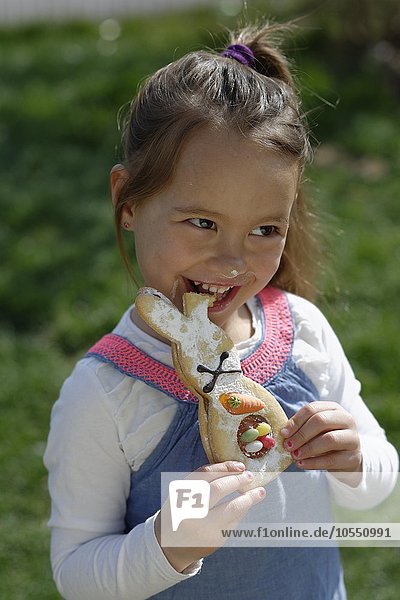 Kind  kleines Mädchen mit gebackenenem Osterhasen  Ostern  Oberbayern  Bayern  Deutschland  Europa
