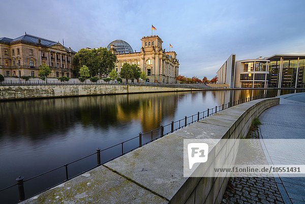 Spree und das Reichstagsgebäude  Sitz des Deutschen Bundestages  Morgenlicht  Berlin  Deutschland  Europa