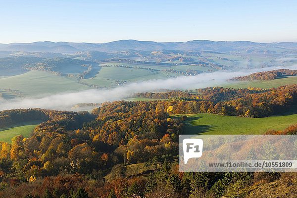 Blick vom Großen Hörselberg im Herbst in Richtung Thüringer Wald  bei Eisenach  Thüringen  Deutschland  Europa