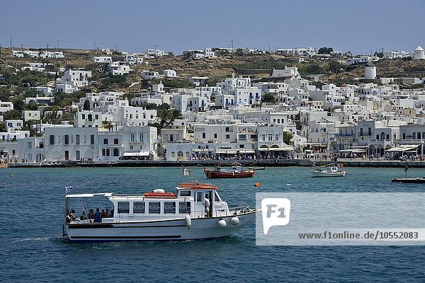Ausflugsboot im Hafen von Mykonos-Stadt oder Chora  Mykonos  Kykladen  Griechenland  Europa