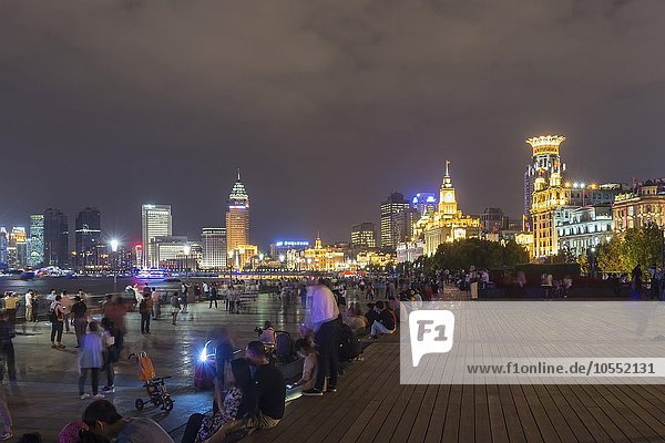 Uferpromenade The Bund mit Skyline bei Nacht  Shanghai  China  Asien