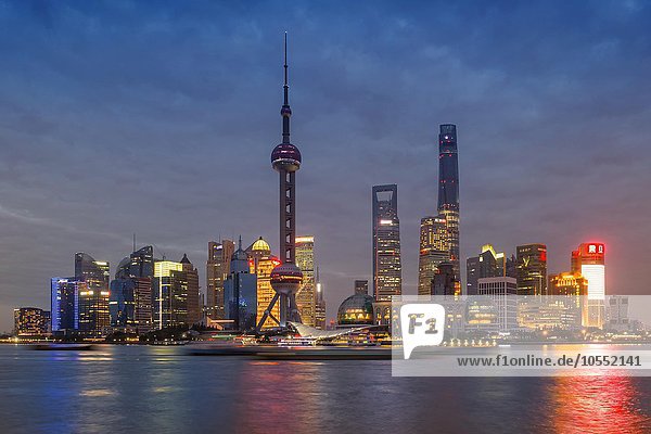 Finanzviertel Pudong mit dem Oriental Pearl Tower bei Nacht  Shanghai  China  Asien