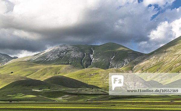 Hochebene Piana di Castelluccio di Norcia Nationalpark Monti Sibillini Umbrien Italien Europa