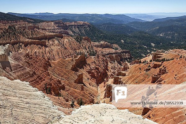Ausblick auf bizarre Sandsteinerosionen im Amphitheater  Cedar Breaks National Monument  Utah  USA  Nordamerika