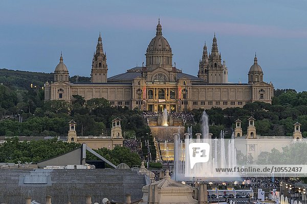 Wasserspiele vor dem Kunstmuseum Museu Nacional d?Art de Catalunya  Barcelona  Katalonien  Spanien  Europa