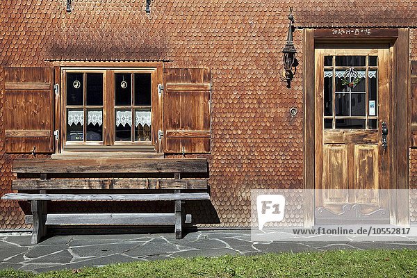 Allgäuer Haus  Hausfassade mit Holzschindeln verkleidet  Hinterstein  Allgäu  Bayern  Deutschland  Europa