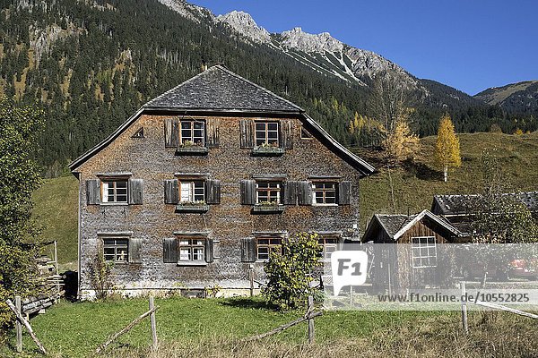 Altes Allgäuer Haus mit Holzschindeln verkleidet  Hinterstein  Allgäu  Bayern  Deutschland  Europa