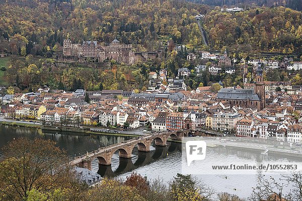 Ausblick vom Philsophenweg auf Neckar Alte Brücke auch Carl-Theodor-Brücke und Altstadt im Herbst Heidelberg Baden- Württemberg Deutschland Europa