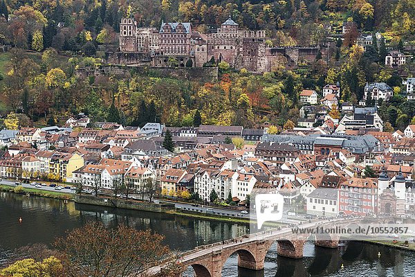 Ausblick vom Philsophenweg auf Neckar  Alte Brücke  auch Carl-Theodor-Brücke und Altstadt im Herbst  Heidelberg  Baden- Württemberg  Deutschland  Europa