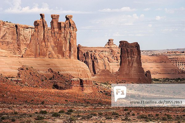 Courthouse Towers  links Three Gossips  Mitte Sheep Rock  Arches National Park  Utah  USA  Nordamerika