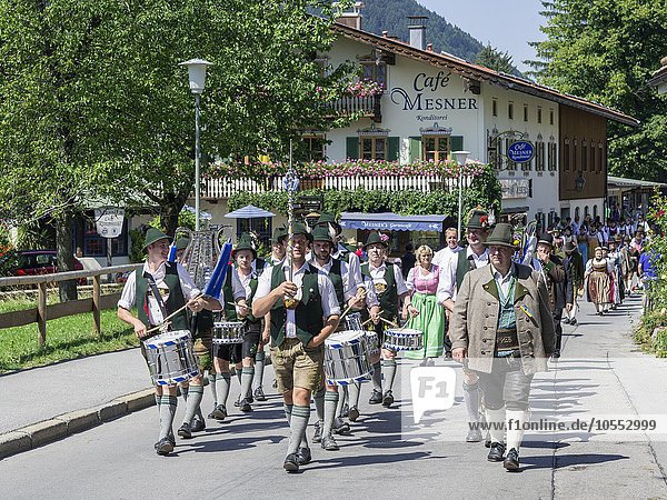Brauchtumsumzug am Schlierseer Kirchtag durch den Ort  Schliersee  Bayern  Deutschland  Europa