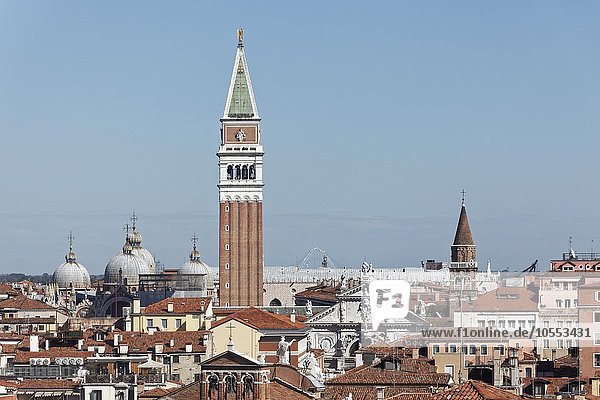 Ausblick auf Dächer mit Markusdom oder San Marco und Campanile Venedig Venetien Italien Europa