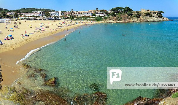 Türkisfarbenes Meer und Sandstrand  Cala de Fosca  Palamos  Costa Brava  Katalonien  Spanien  Europa