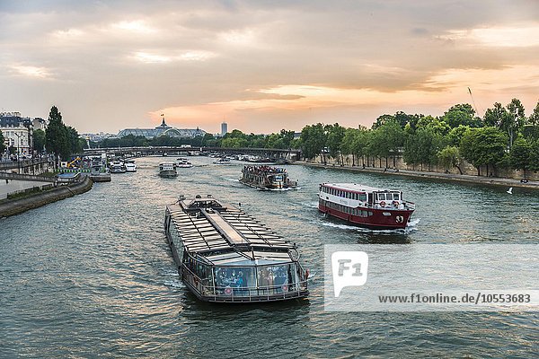 Ausflugsboote auf der Seine bei Sonnenuntergang  Paris  Frankreich  Europa