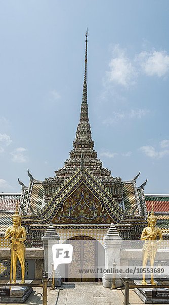 Bangkok Hauptstadt Eingang frontal Palast Schloß Schlösser Figur Asien Buddha Smaragd Thailand