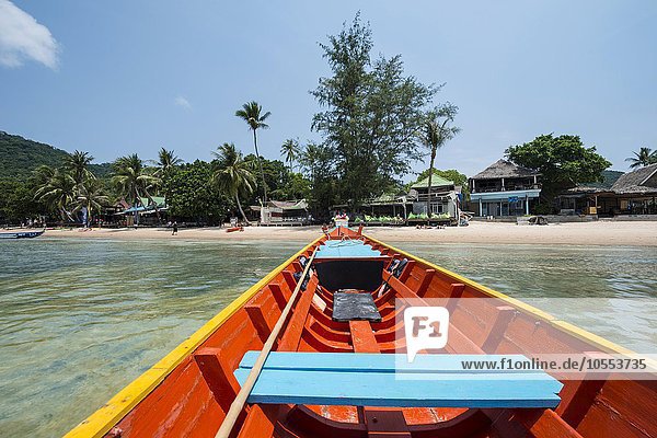Bug von fahrendem Longtail-Boot im Meer  Insel Koh Tao  Golf von Thailand  Thailand  Asien