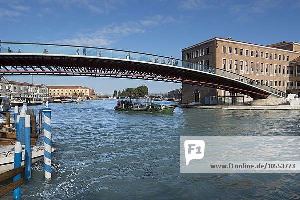 Ponte della Costituzione  Brücke der Verfassung  Fußgängerbrücke über den Canal Grande  Architekt Santiago Calatrava  Santa Croce  Venezia  Venedig  Veneto  Venetien  Italien  Europa