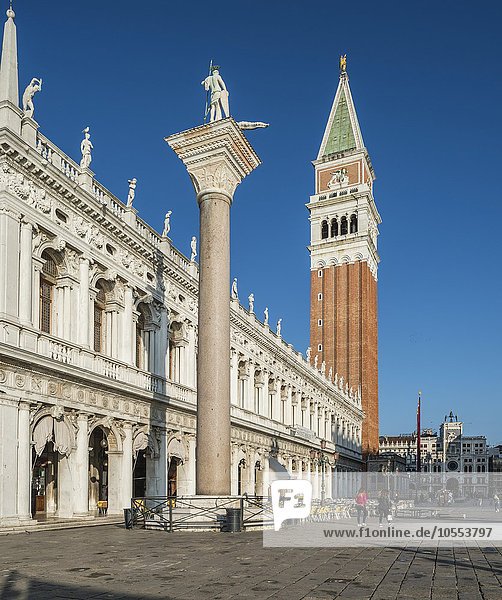 Piazzetta San Marco mit Bibliothek und Säule  hinten Markusturm  San Marco  Venedig  Venezia  venetien  Veneto  Italien  Europa
