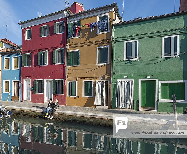 Bunte Häuser an der Fondamenta Pontinello Destra  Rio Pontinello  Burano  Venedig  Veneto  Italien  Europa