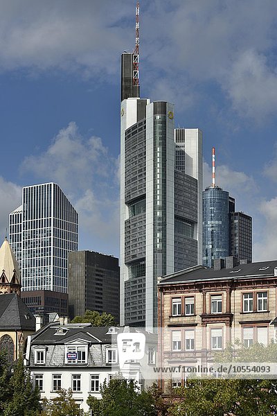Altbauten vor Hochhäusern  Commerzbank  Frankfurt am Main  Hessen  Deutschland  Europa