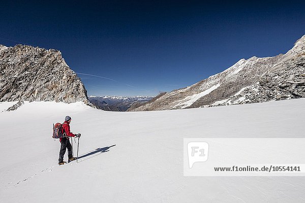 Bergsteiger beim Aufstieg zum Hohen Weißzint  Weißzintferner  Obere Weißzintscharte  Lappach  Mühlwaldertal  Tauferer Ahrntal  Pustertal  Südtirol  Trentino-Südtirol  Alpen  Italien  Europa