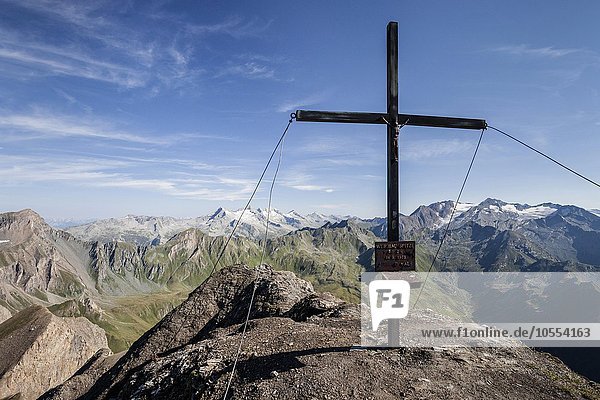 Auf dem Gipfel der Wurmaulspitz  hinten der Alpenhauptkamm mit dem Hochfeiler  unten das Pfunderertal  Pfunderer Berge  Eisacktal  Südtirol  Trentino-Südtirol  Alpen  Italien  Europa