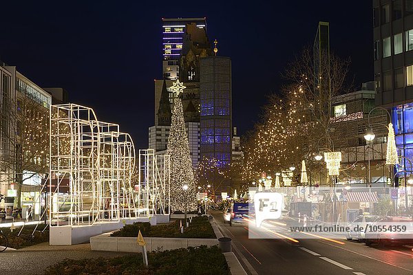 Gedächtniskirche und Hotel Waldorf Astoria mit Weihnachtsbeleuchtung  Berlin  Deutschland  Europa