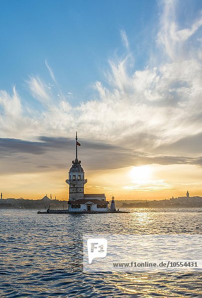 Leuchtturm  Leanderturm oder Mädchenturm  K?z Kulesi  bei Sonnenuntergang  Insel im Bosporus  Üsküdar  Istanbul Türkei