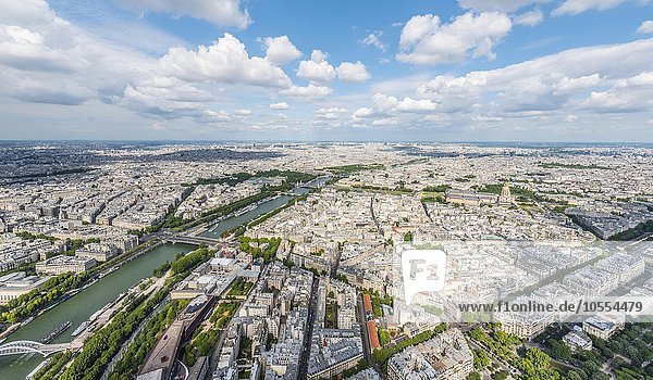 Ausblick vom Eiffelturm über die Stadt mit Fluss Seine  ParisÎle-de-France  Frankreich  Europa