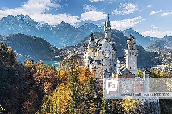Schloss Neuschwanstein im Herbst  hinten Alpsee  Schwangau  Ostallgäu  Allgäu  Schwaben  Oberbayern  Bayern  Deutschland  Europa