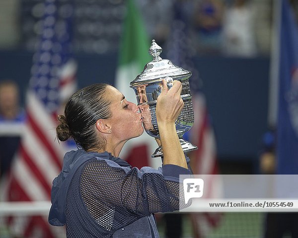 Flavia Pennetta  ITA  Siegerin mit dem Pokal  US Open 2015  Grand Slam Tennisturnier  Flushing Meadows  New York  USA  Nordamerika