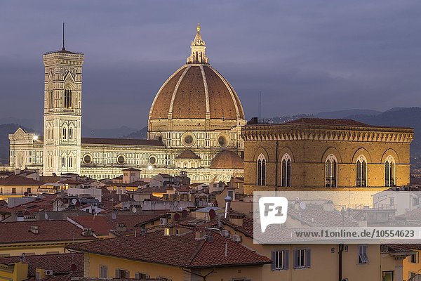 Kathedrale von Florenz  Altstadt bei Dämmerung  Florenz  Toskana  Italien  Europa