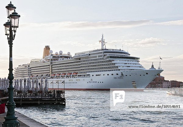 Kreuzfahrtschiff Arcadia von P&O Cruises  Einfahrt auf dem Giudecca-Kanal  Venedig  Venetien  Italien  Europa