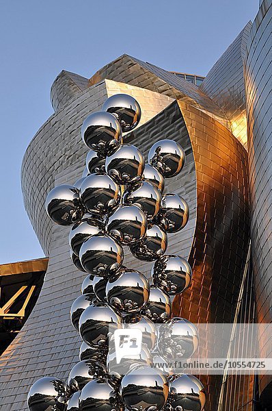 Guggenheim Museum im Abendlicht,  Architekt Frank Gehry,  mit Skulptur Tall Tree and The Eye von Anish Kapoor,  Bilbao,  Baskenland,  Spanien,  Europa