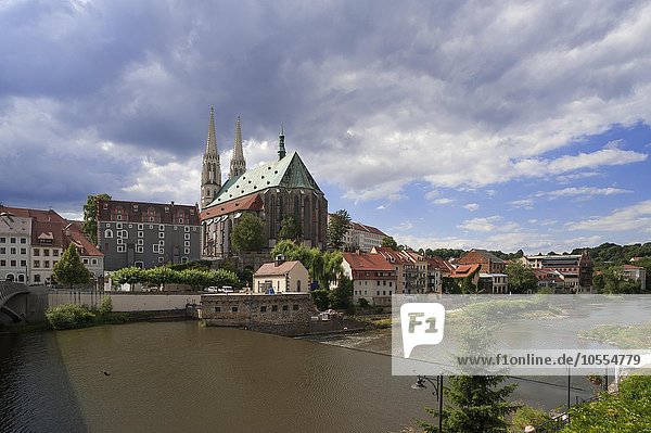 Ausblick von der Altstadtbrücke auf die Pfarrkirche St. Peter und Paul  links Waidhaus  Görlitz  Oberlausitz  Sachsen  Deutschland  Europa