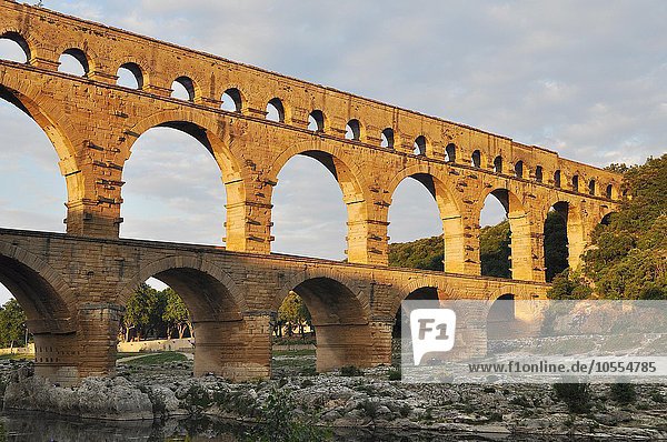 Römisches Aquädukt Pont du Gard über den Gardon am Abend  Remoulins  Provence  Südfrankreich  Frankreich  Europa