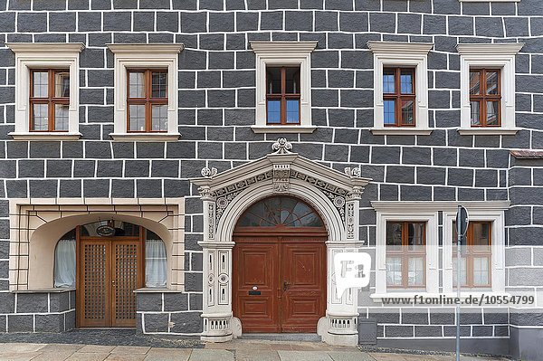 Hausfassade mit Eingangsportal von 1530  Peterstraße  Görlitz  Oberlausitz  Sachsen  Deutschland  Europa